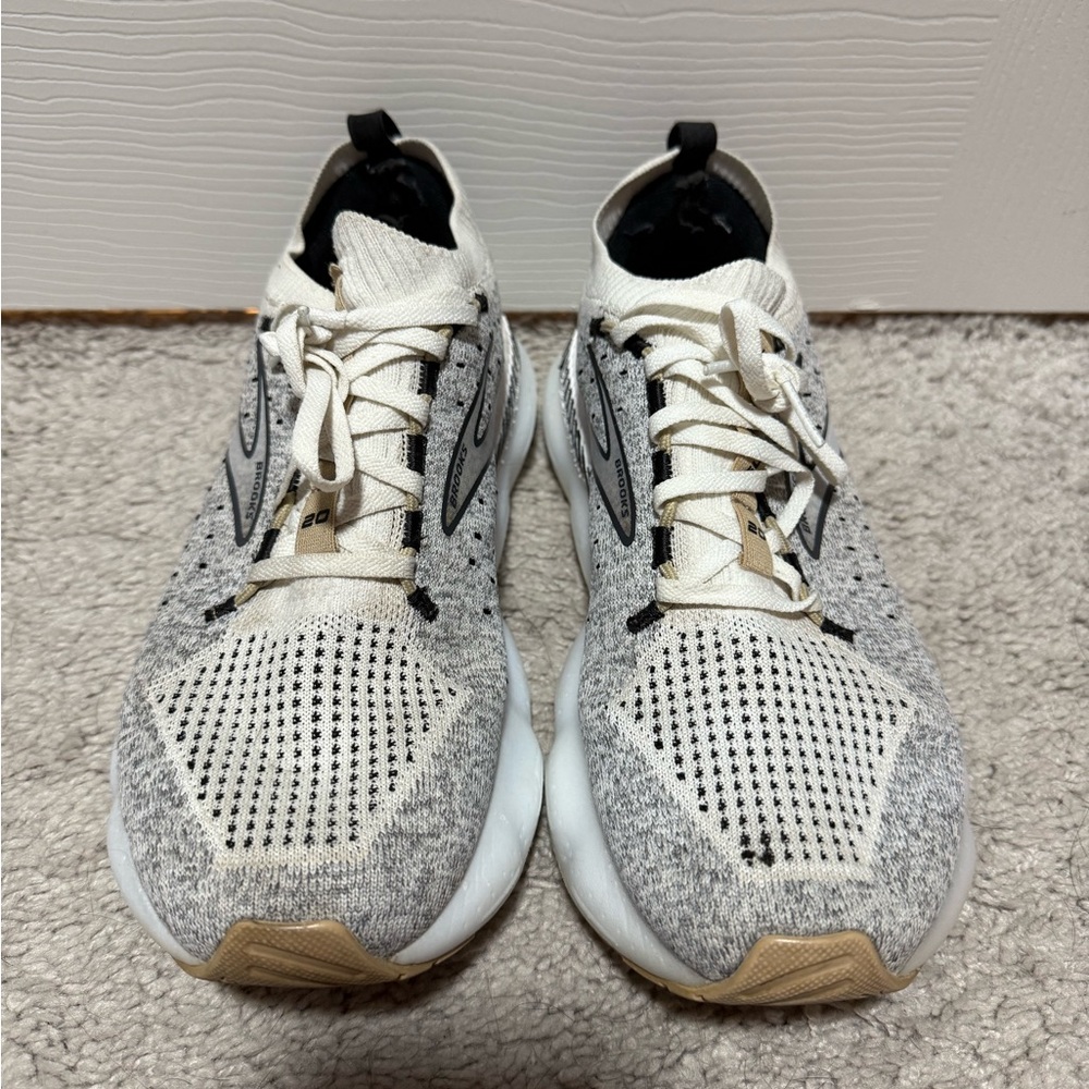 Women’s brooks